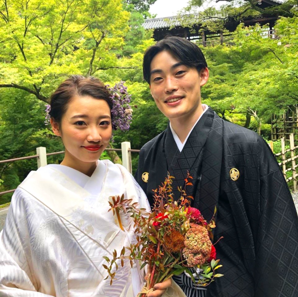 緑の中で和装姿の成婚者ご夫妻