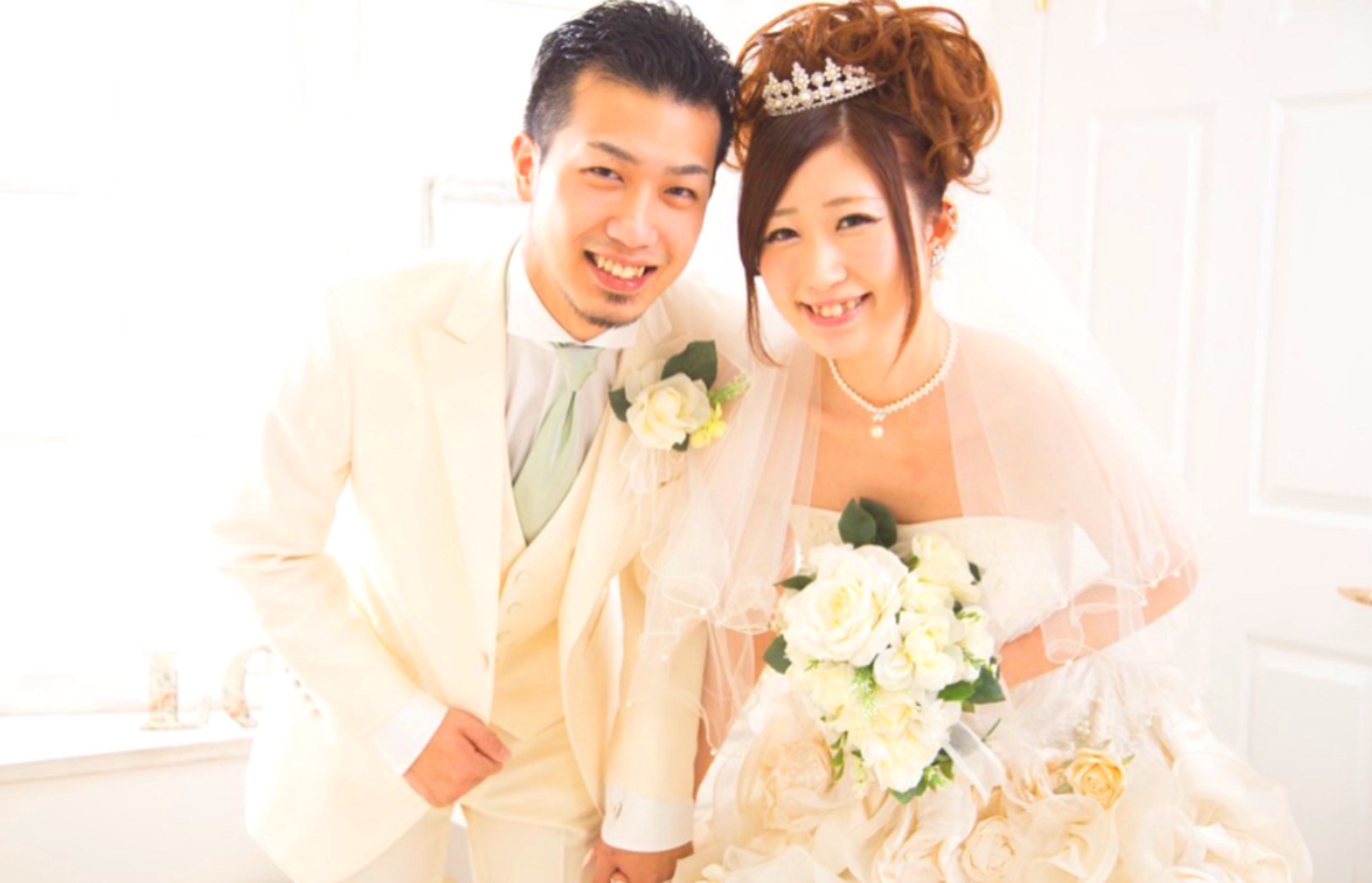 白いタキシードとドレス姿の成婚者ご夫妻