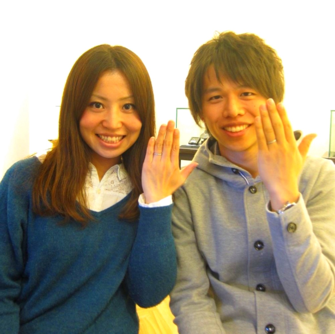 結婚指輪を見せる成婚者ご夫妻