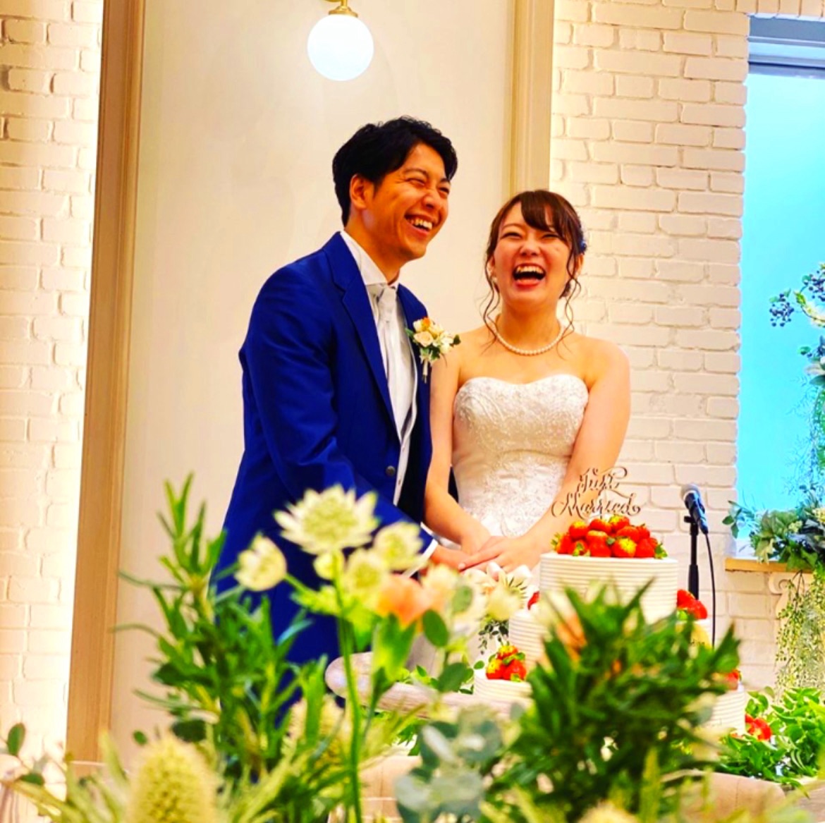 青いスーツとドレス姿の成婚者ご夫妻