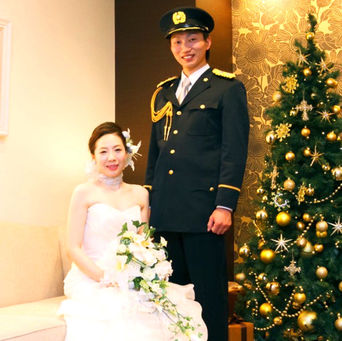 制服とドレス姿の成婚者ご夫妻